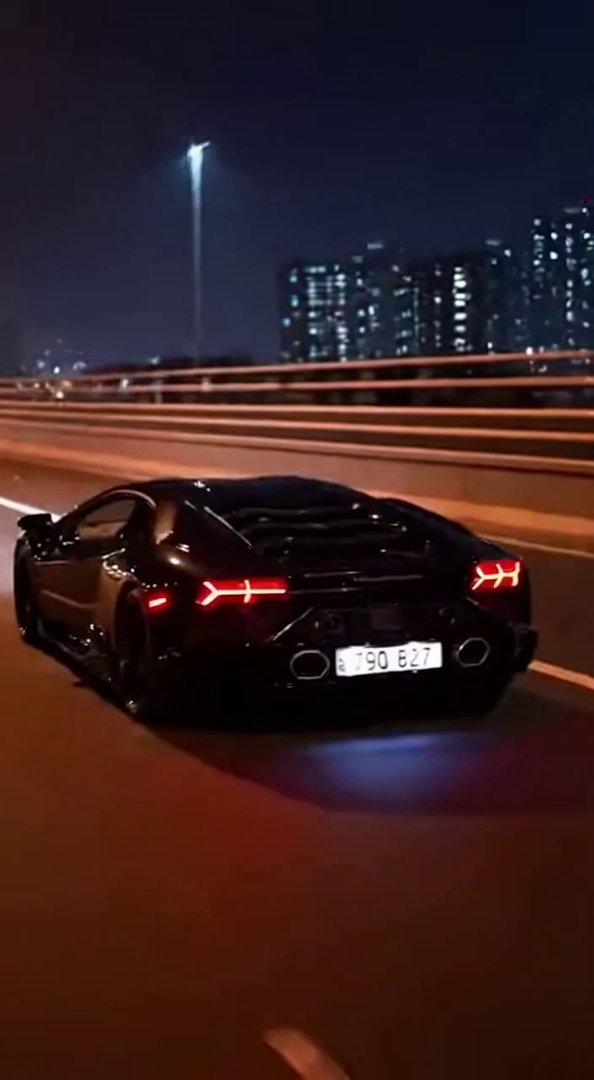 [Sora 2] Vidéo cinématographique ultra photoréaliste d’une Lamborghini Revuelto noire, véhicule réel, proport... - Veo 3 AI video prompt thumbnail