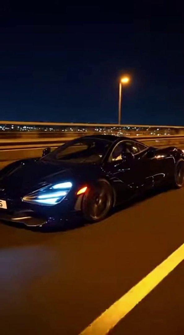 [Sora 2] Vidéo cinématographique ultra photoréaliste d’une McLaren 720S noire, véhicule réel, proportions exa... - Veo 3 AI video prompt thumbnail