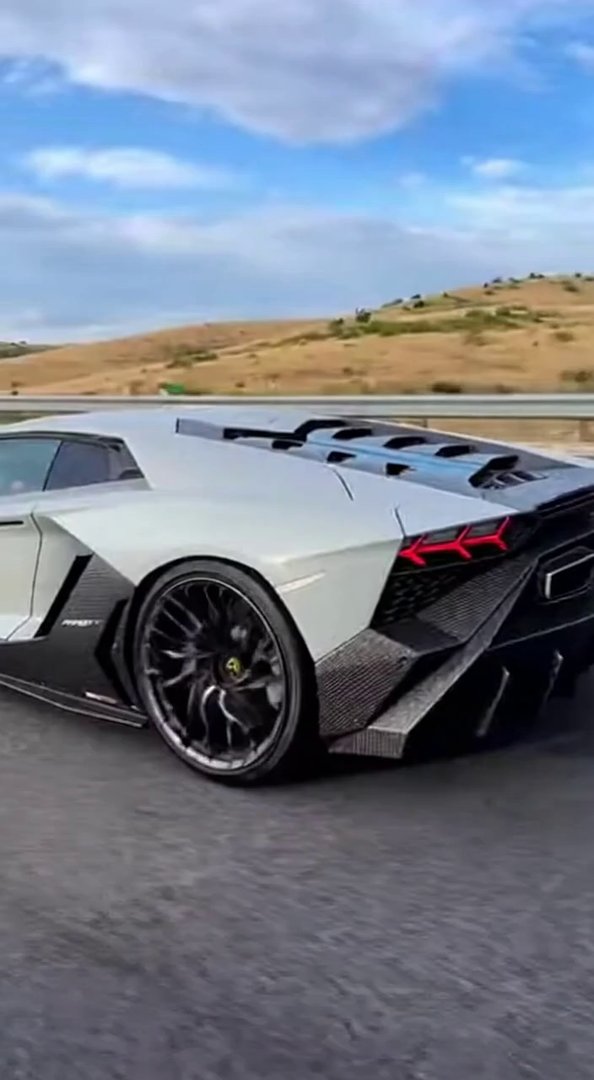 [Sora 2] Vidéo cinématographique ultra photoréaliste d’une Lamborghini Revuelto blanche Mansory Edition, véhi... - Veo 3 AI video prompt thumbnail