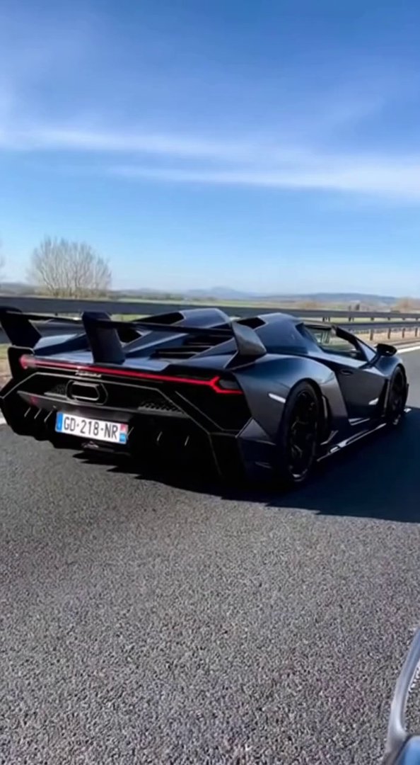 [Sora 2] Crée une vidéo ultra réaliste, cinématographique, en format vertical (9:16), comme une vraie vidéo f...