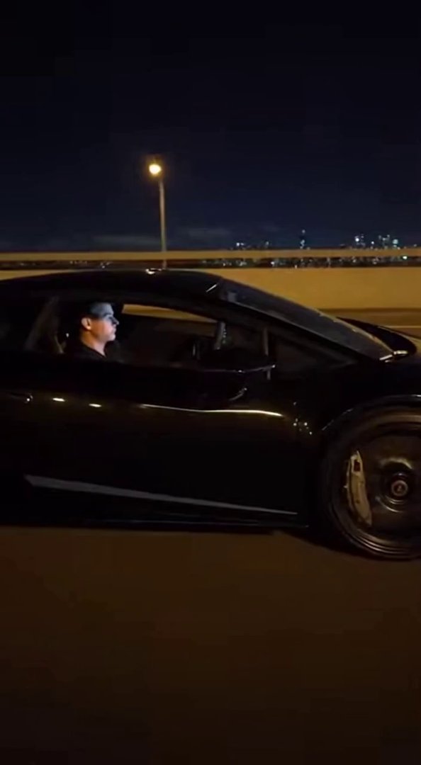 [Sora 2] Vidéo cinématographique ultra photoréaliste d’une Lamborghini Huracán noire, proportions exactes, pe... - Veo 3 AI video prompt thumbnail