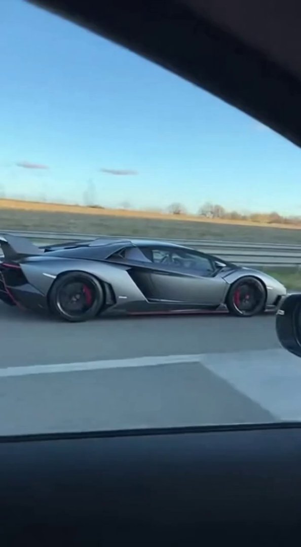 [Sora 2] 🚗 SCÈNE

Autoroute française en plein jour, ciel bleu dégagé.
La caméra filme depuis l’intérieur ...