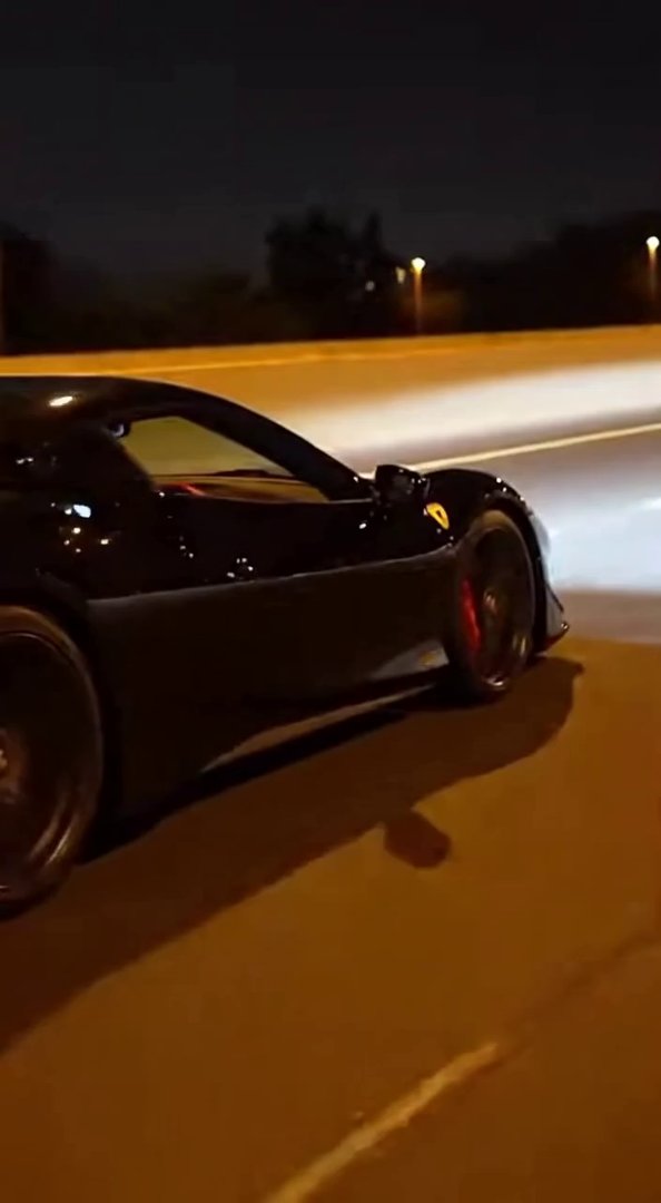 [Sora 2] Vidéo cinématographique ultra photoréaliste d’une Ferrari SF90 Stradale noire, autoroute nocturne ré... - Veo 3 AI video prompt thumbnail