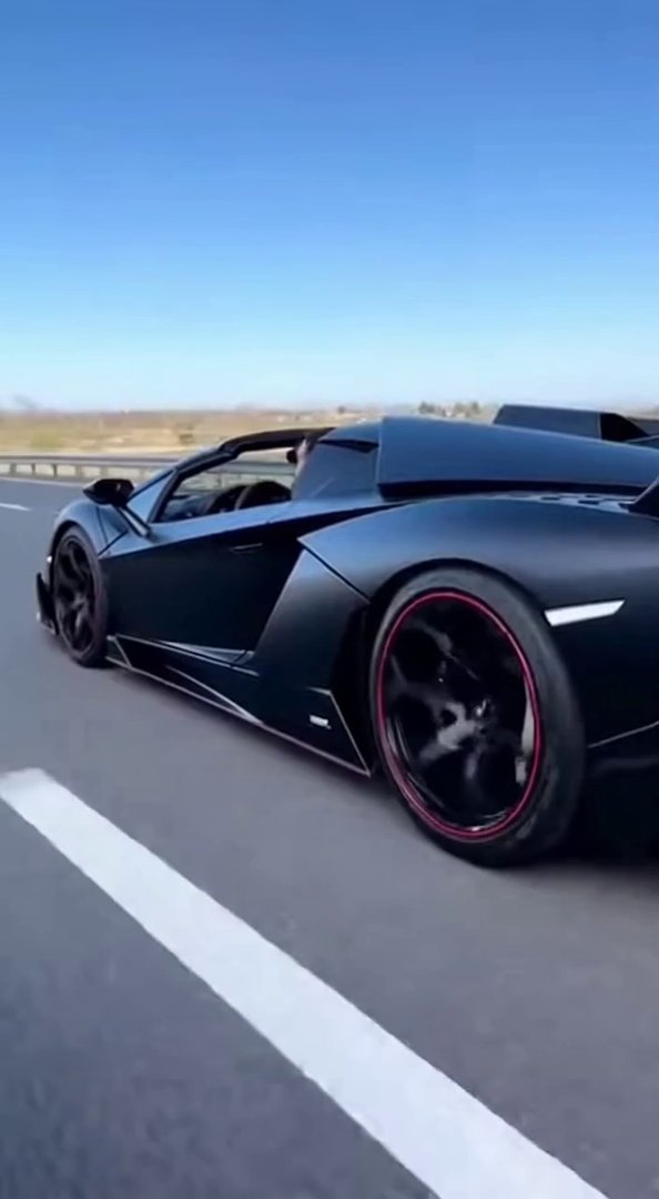 [Sora 2] Vidéo cinématographique ultra photoréaliste d’une Lamborghini Veneno Roadster noire, véhicule réel, ...