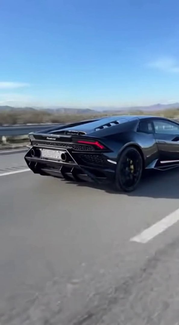 [Sora 2] Vidéo cinématographique ultra photoréaliste d’une Lamborghini Huracán noire, véhicule réel, proporti... - Veo 3 AI video prompt thumbnail