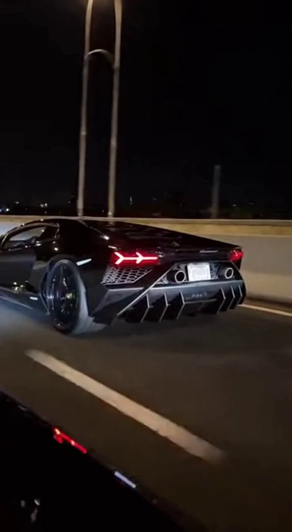[Sora 2] Vidéo cinématographique ultra photoréaliste d’une Lamborghini Revuelto noire, véhicule réel, proport... - Veo 3 AI video prompt thumbnail