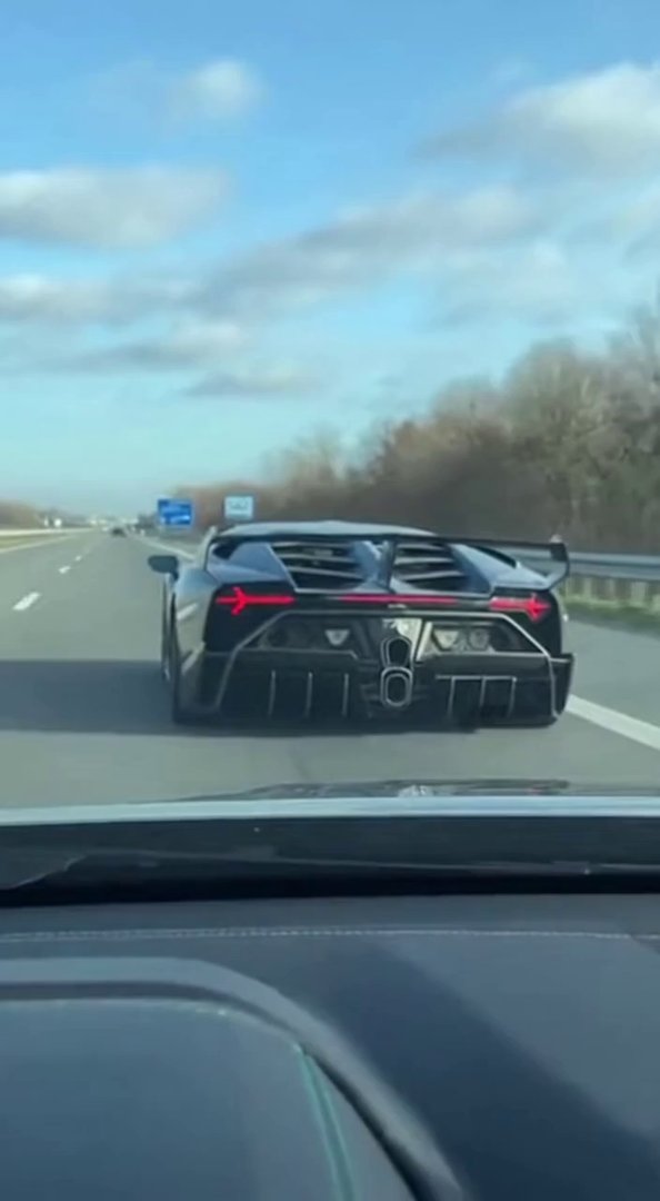 [Sora 2] Vidéo ultra réaliste, filmée en POV depuis une voiture qui suit une Lamborghini Veneno Roadster noir...