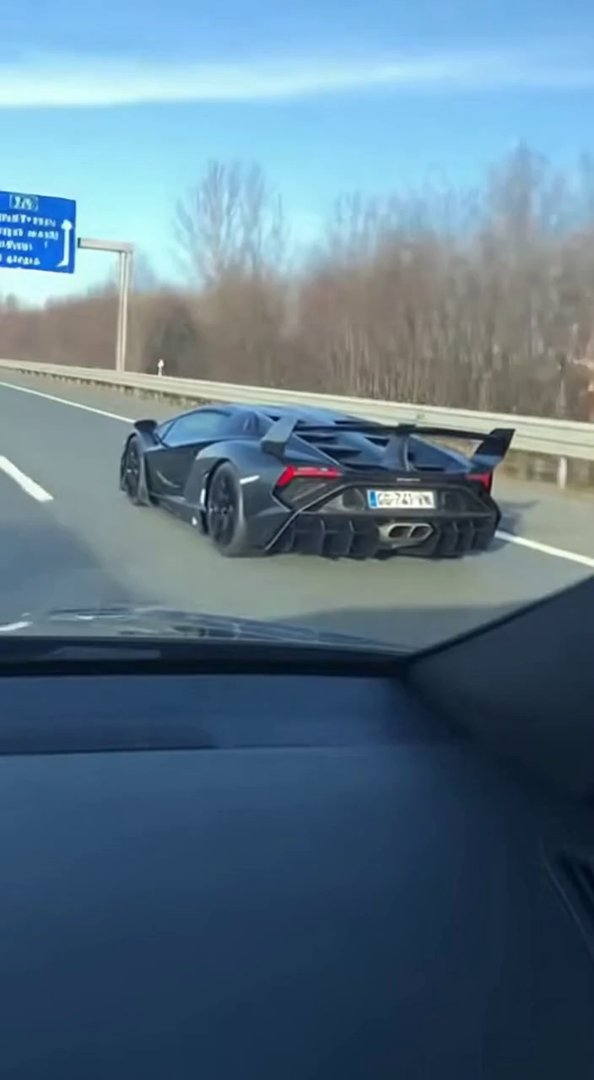 [Sora 2] Vidéo ultra réaliste, filmée en POV depuis une voiture qui suit une Lamborghini Veneno Roadster noir...