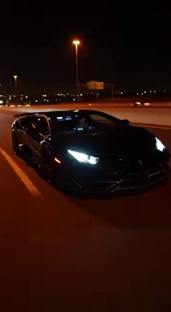 [Sora 2] Vidéo photoréaliste d’une Lamborghini Revuelto noire, voiture réelle, filmée de nuit sur autoroute r... - Veo 3 AI video prompt thumbnail