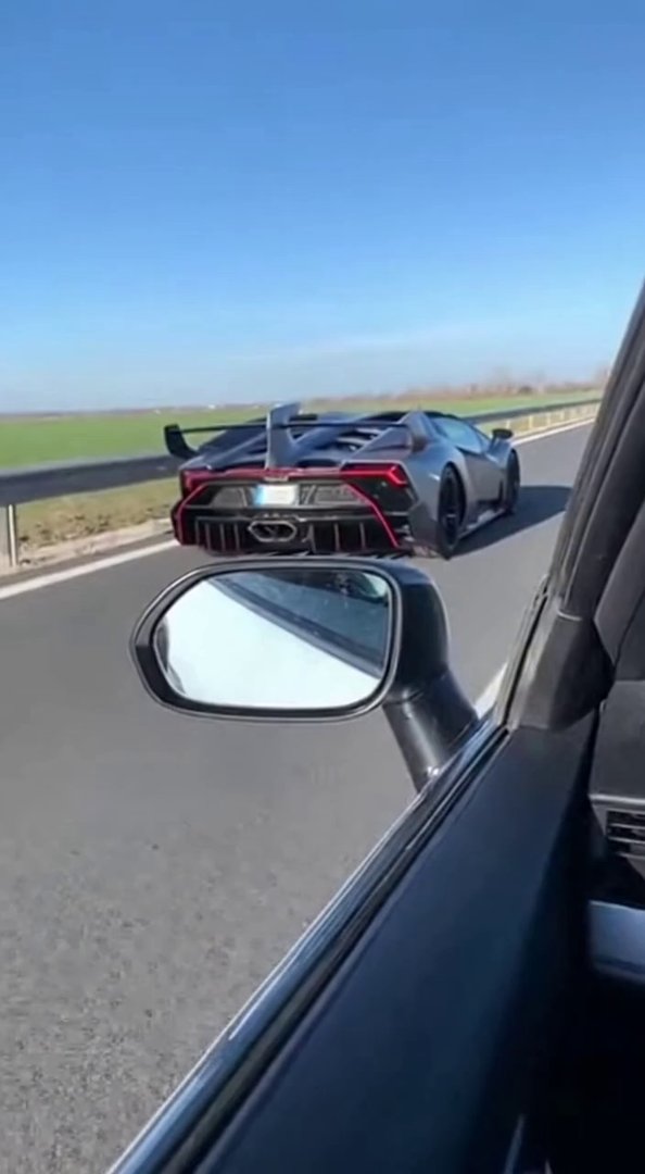 [Sora 2] 🚗 SCÈNE

Autoroute française en plein jour, ciel bleu dégagé.
La caméra filme depuis l’intérieur ...