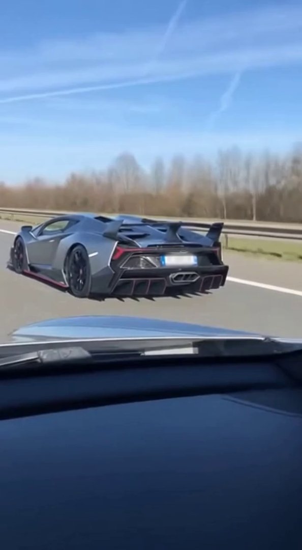 [Sora 2] 🚗 SCÈNE

Autoroute française en plein jour, ciel bleu dégagé.
La caméra filme depuis l’intérieur ...