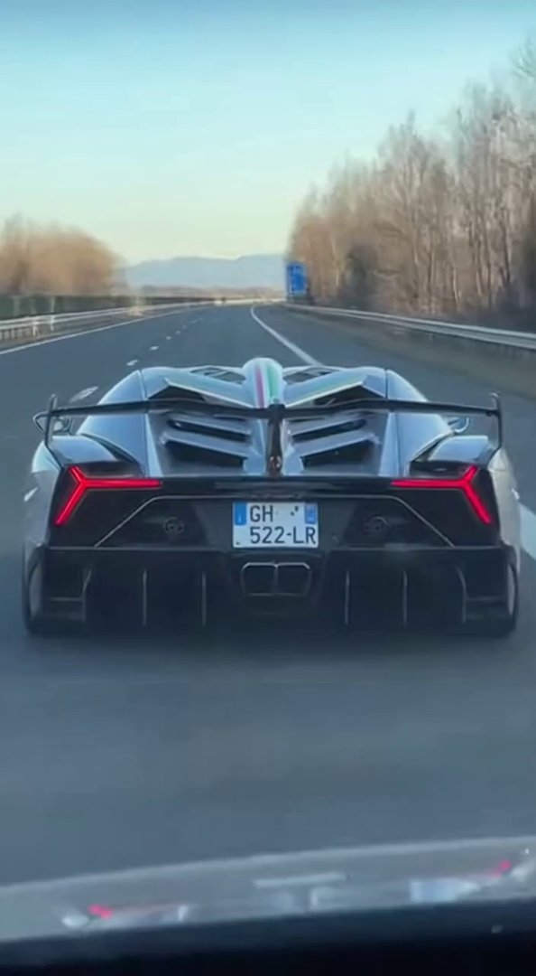 [Sora 2] Vidéo hyperréaliste filmée depuis une voiture qui suit une Lamborghini Veneno Roadster sur autoroute...