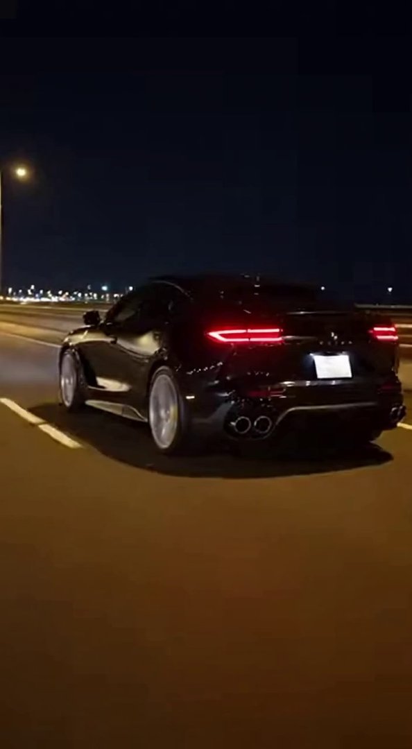 [Sora 2] Vidéo cinématographique ultra photoréaliste d’une Ferrari Purosangue noire, proportions exactes, mat... - Veo 3 AI video prompt thumbnail