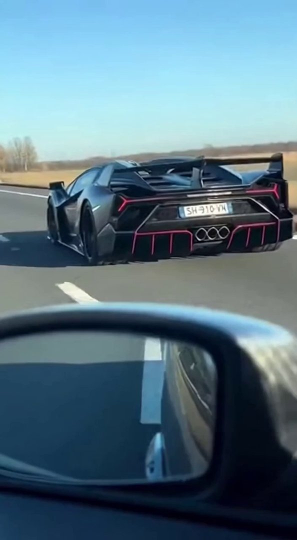 [Sora 2] Scène ultra-réaliste sur autoroute : une Lamborghini Veneno Roadster noire, conduite par un pilote, ...