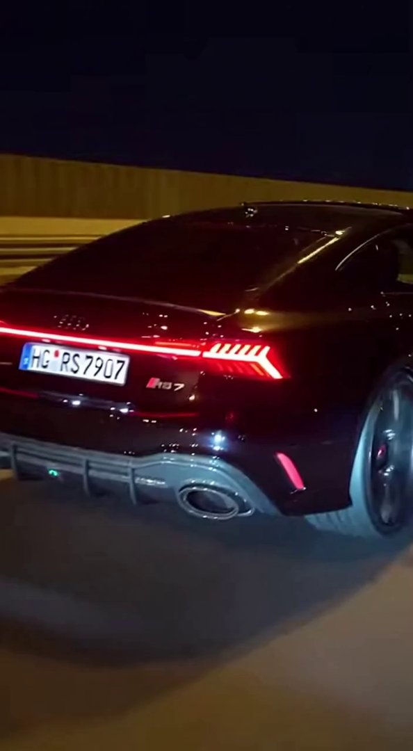 [Sora 2] Vidéo cinématographique ultra photoréaliste d’une Audi RS7 Performance noire, proportions réalistes,... - Veo 3 AI video prompt thumbnail