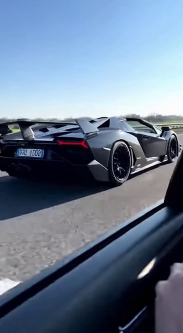 [Sora 2] Vertical 9:16, ultra-réaliste, style vidéo smartphone TikTok, qualité cinéma réaliste, lumière natur...