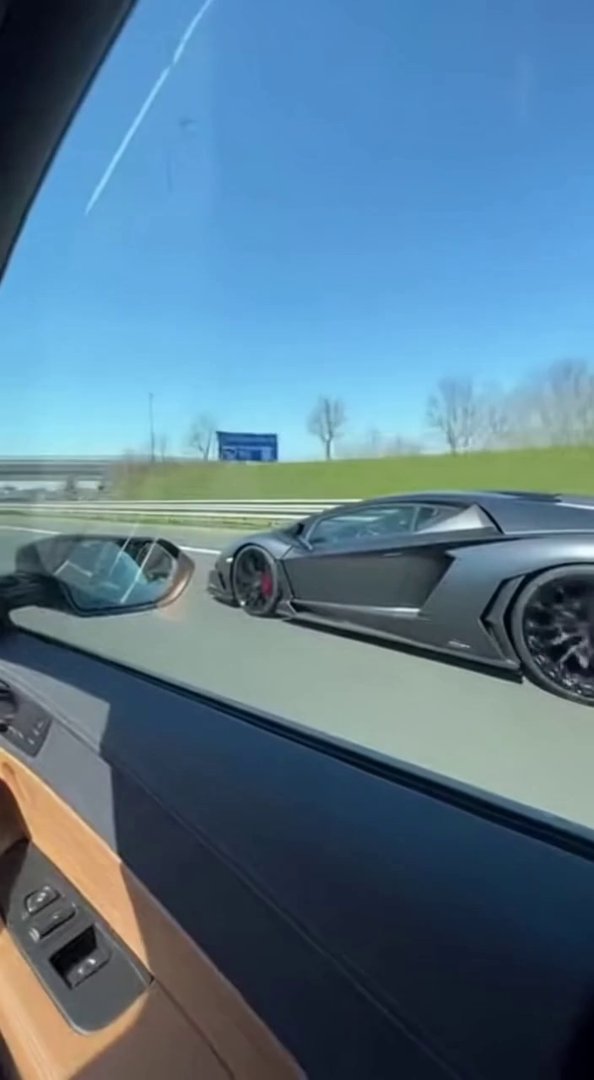 [Sora 2] 🚗 SCÈNE

Autoroute française en plein jour, ciel bleu dégagé.
La caméra filme depuis l’intérieur ...