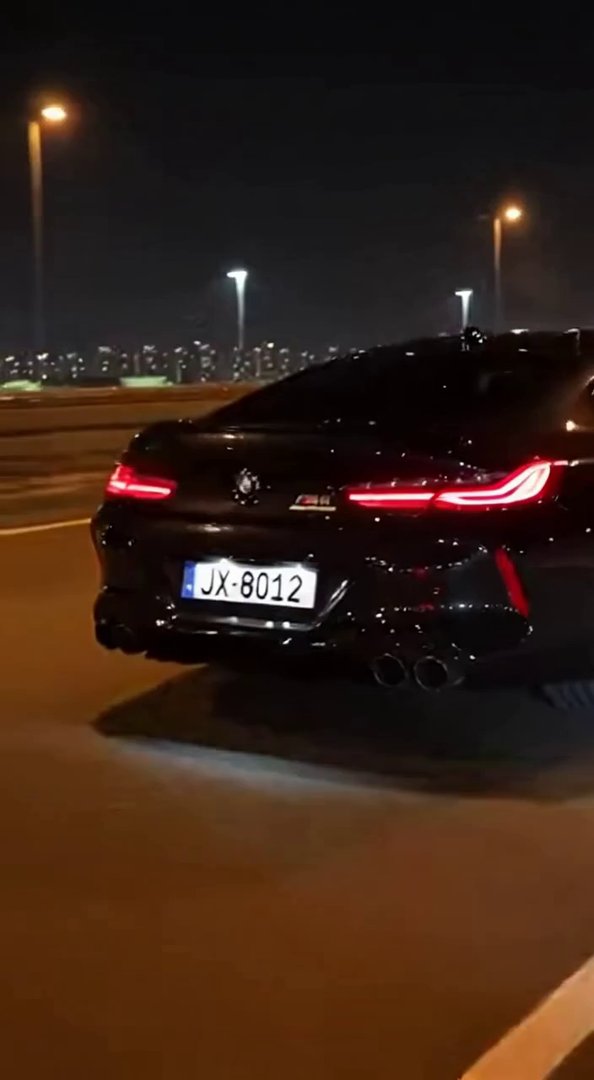 [Sora 2] Vidéo cinématographique ultra photoréaliste d’une BMW M8 Competition noire, dernière version, véhicu... - Veo 3 AI video prompt thumbnail
