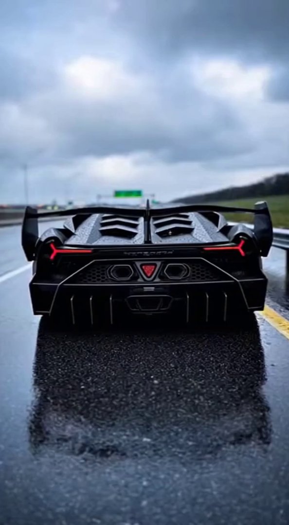 [Sora 2] Vidéo cinématographique ultra photoréaliste d’une Lamborghini Veneno Roadster noire, proportions exa...