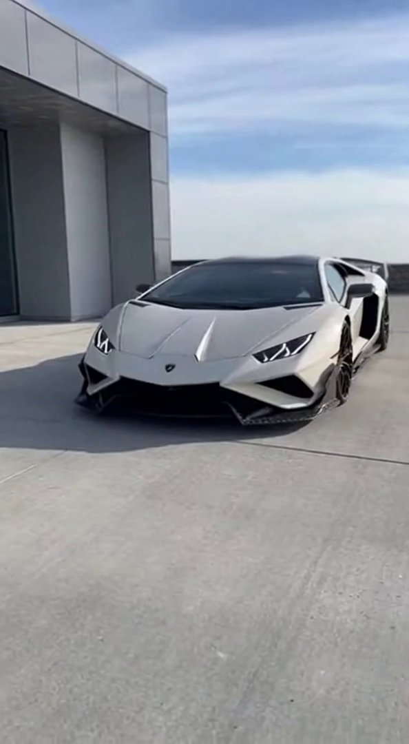 [Sora 2] Vidéo cinématographique ultra photoréaliste d’une Lamborghini Revuelto blanche – Mansory Edition, vé... - Veo 3 AI video prompt thumbnail