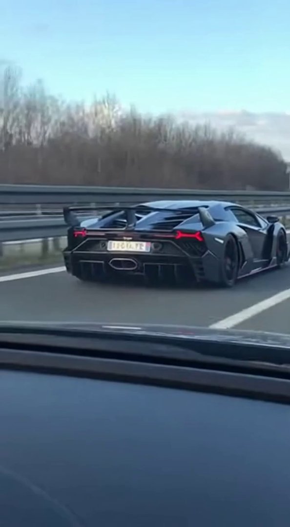 [Sora 2] Vidéo ultra réaliste, filmée en POV depuis une voiture qui suit une Lamborghini Veneno Roadster noir...
