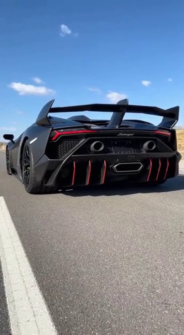 [Sora 2] Vidéo cinématographique ultra photoréaliste d’une Lamborghini Veneno Roadster noire, proportions exa... - Veo 3 AI video prompt thumbnail