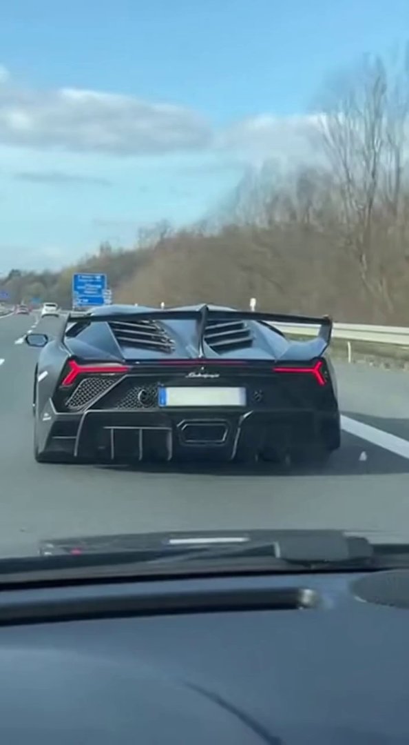 [Sora 2] Vidéo ultra réaliste, filmée en POV depuis une voiture qui suit une Lamborghini Veneno Roadster noir...