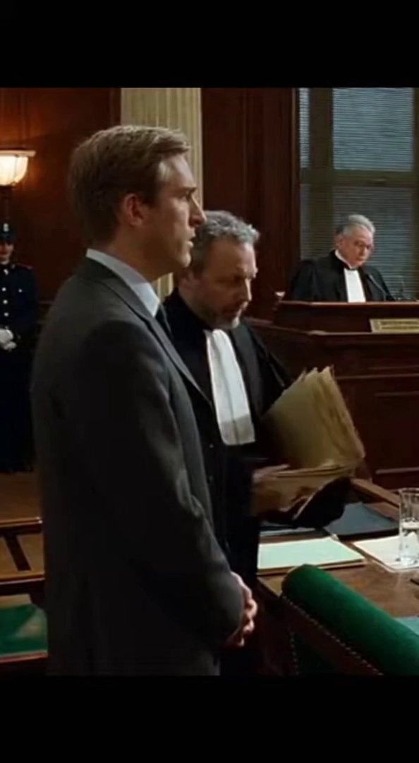 [Sora 2] Tribunal français, réalisme judiciaire, style film dramatique.
Plan large continu, caméra légèremen... - Veo 3 AI video prompt thumbnail
