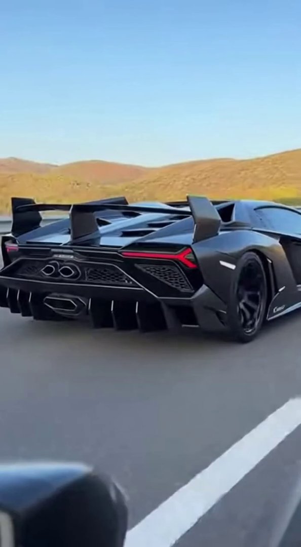 [Sora 2] Vidéo cinématographique ultra photoréaliste d’une Lamborghini Veneno Roadster noire, proportions exa... - Veo 3 AI video prompt thumbnail