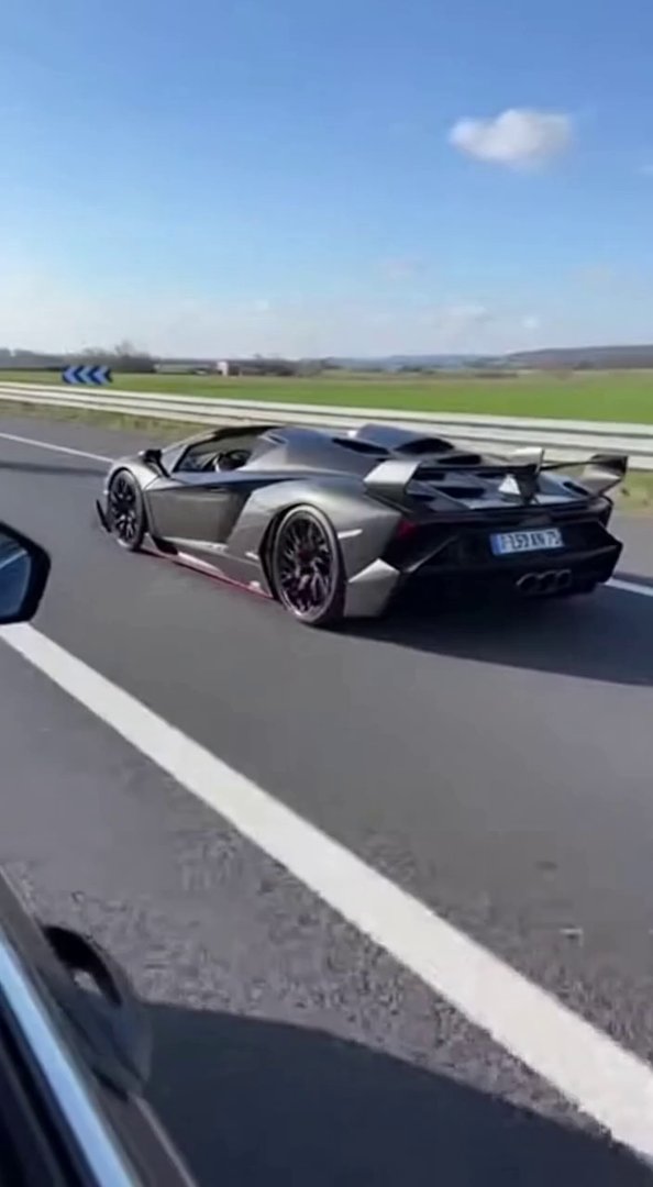 [Sora 2] Crée une vidéo ultra réaliste, cinématographique, en format vertical (9:16), comme une vraie vidéo f...