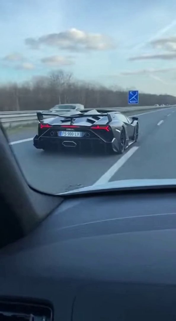 [Sora 2] Vidéo ultra réaliste, filmée en POV depuis une voiture qui suit une Lamborghini Veneno Roadster noir...