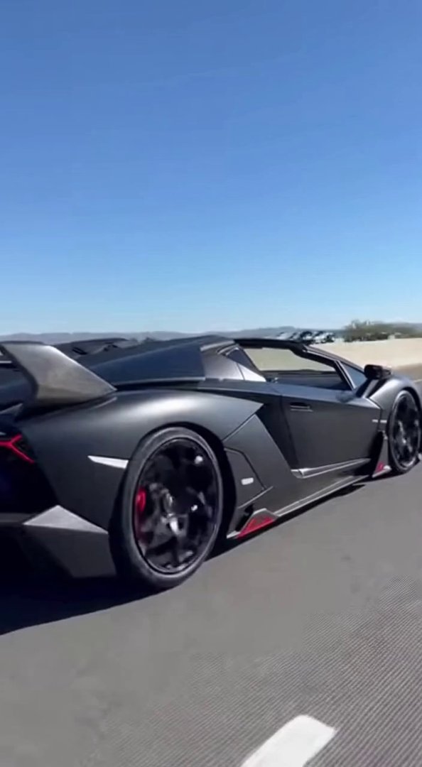 [Sora 2] Vidéo cinématographique ultra photoréaliste d’une Lamborghini Veneno Roadster noire, véhicule réel, ... - Veo 3 AI video prompt thumbnail