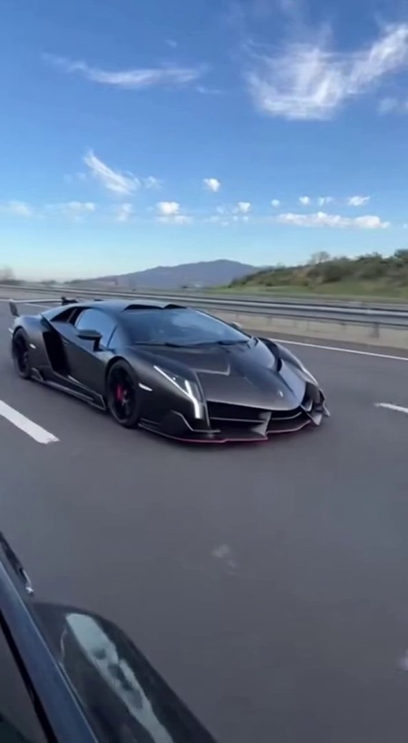 [Sora 2] Vidéo cinématographique ultra photoréaliste d’une Lamborghini Veneno Roadster noire, proportions exa...