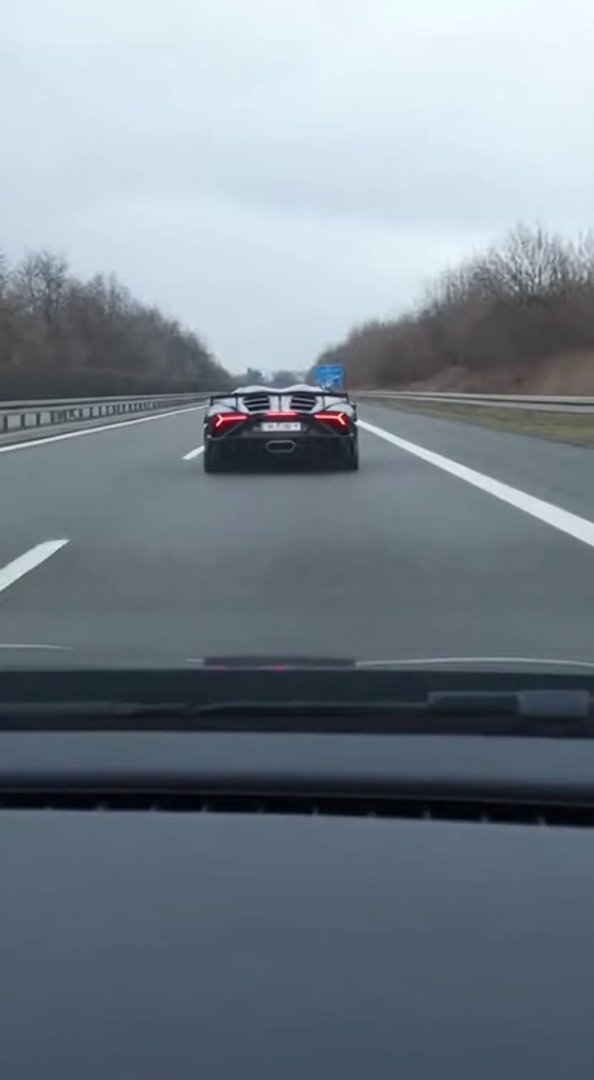 [Sora 2] Vidéo ultra réaliste filmée en POV depuis une voiture qui roule tranquillement sur une autoroute fra...