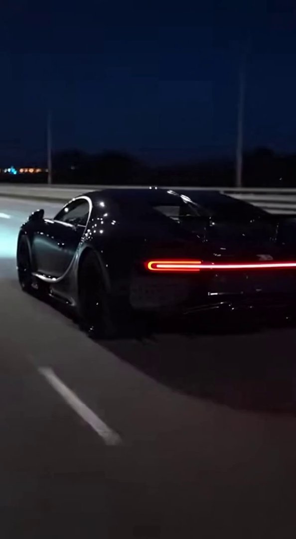 [Sora 2] Vidéo cinématographique ultra photoréaliste d’une Bugatti Chiron noire, filmée de nuit sur autoroute... - Veo 3 AI video prompt thumbnail
