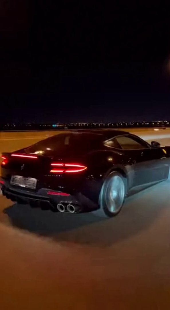 [Sora 2] Vidéo cinématographique ultra photoréaliste d’une Ferrari Roma noire, véhicule réel, proportions exa... - Veo 3 AI video prompt thumbnail