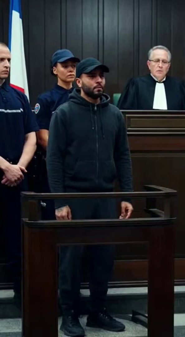 [Sora 2] Tribunal correctionnel français, ambiance lourde et réaliste.
Plan large unique, caméra fixe, montr... - Veo 3 AI video prompt thumbnail