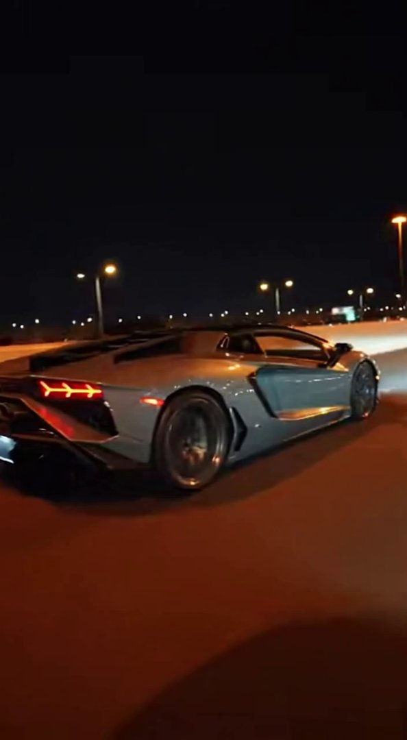 [Sora 2] Vidéo cinématographique ultra photoréaliste d’une Lamborghini Revuelto grise, véhicule réel, proport... - Veo 3 AI video prompt thumbnail