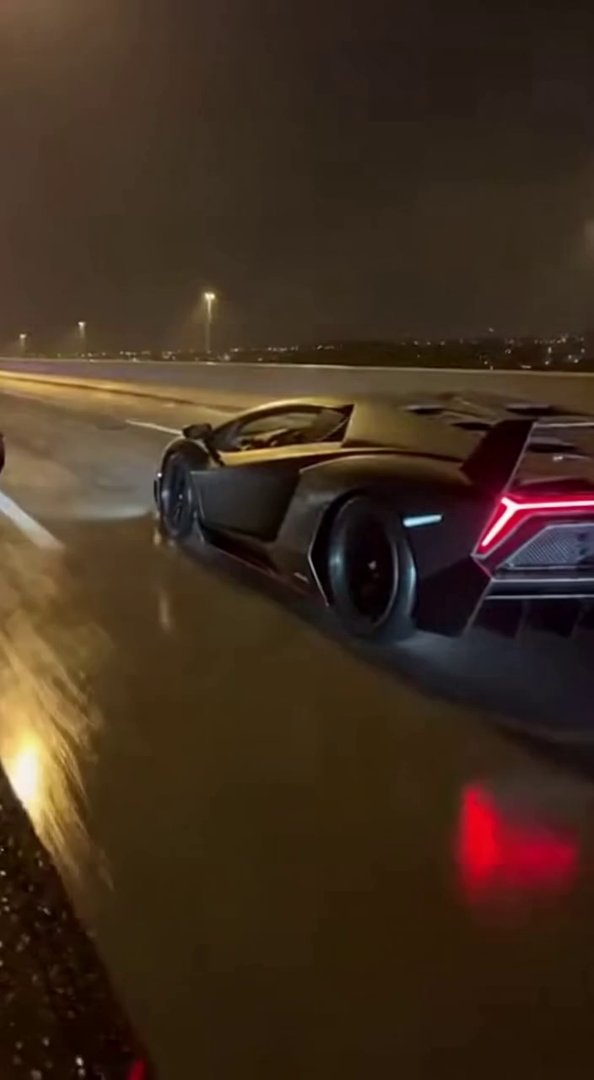 [Sora 2] Vidéo cinématographique ultra photoréaliste d’une Lamborghini Veneno Roadster noire, véhicule réel, ...