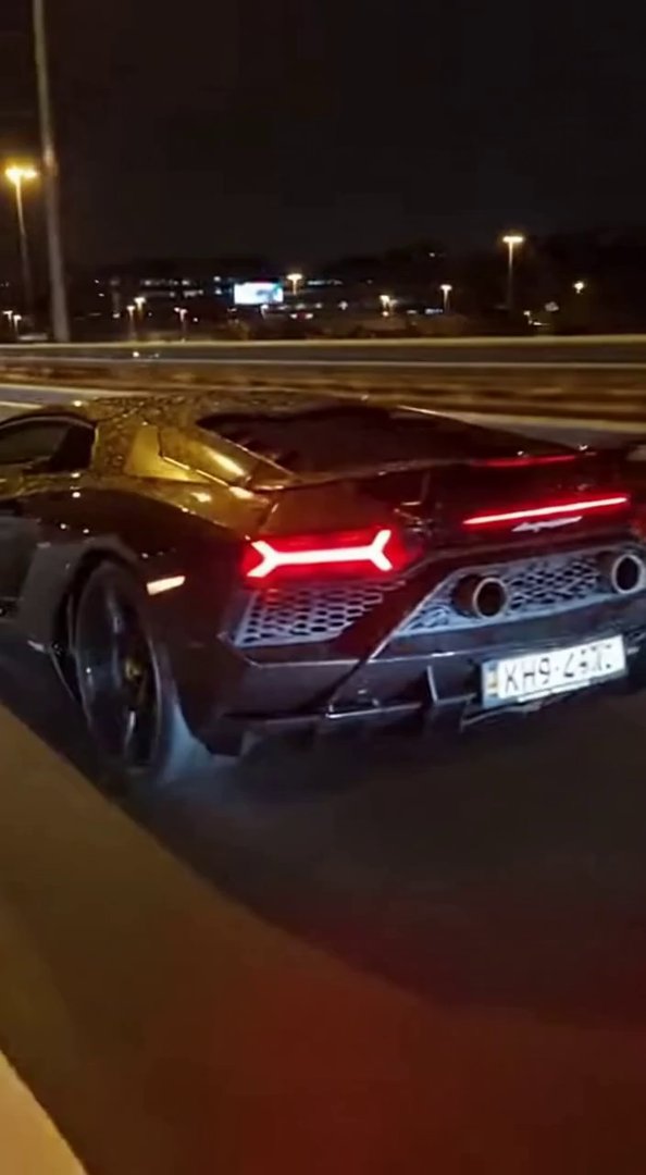 [Sora 2] Vidéo cinématographique ultra photoréaliste d’une Lamborghini Revuelto noire, véhicule réel, proport... - Veo 3 AI video prompt thumbnail