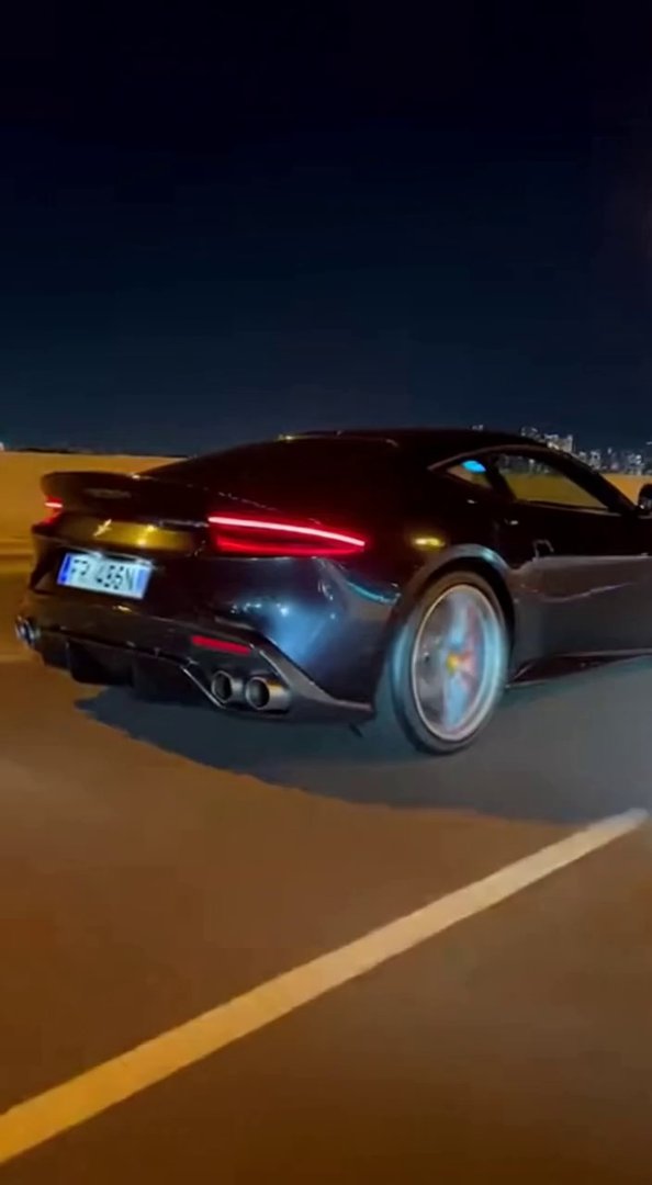 [Sora 2] Vidéo cinématographique ultra photoréaliste d’une Ferrari Roma noire, véhicule réel, proportions exa... - Veo 3 AI video prompt thumbnail
