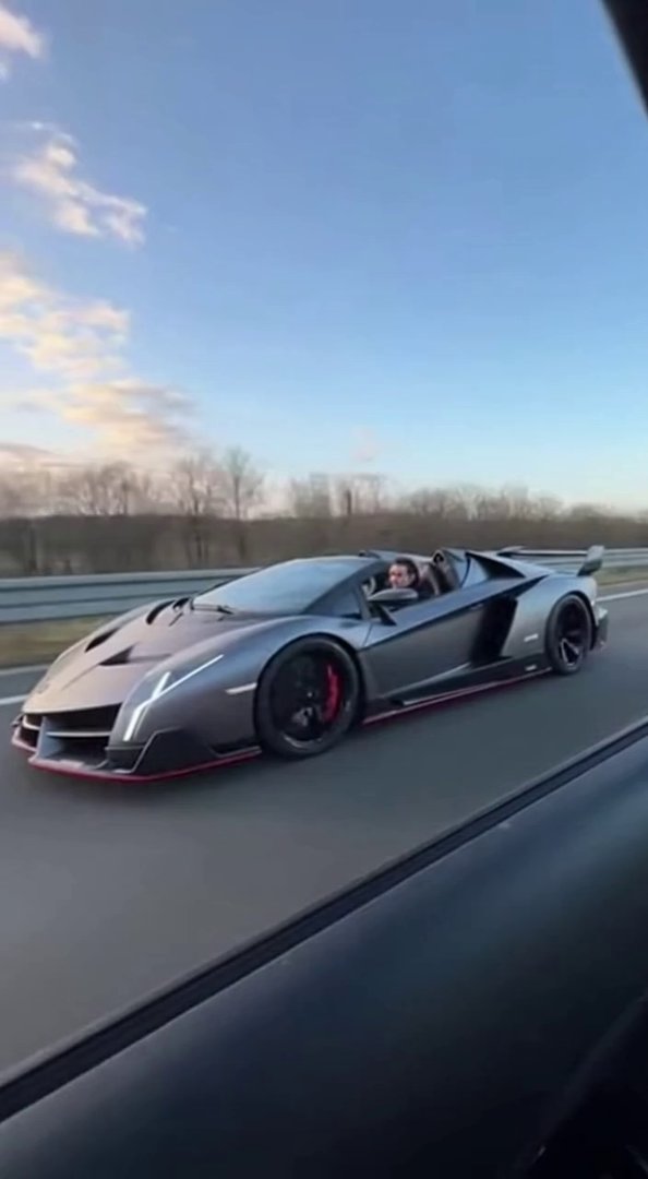 [Sora 2] 🚗 SCÈNE

Autoroute française, plein jour.

La caméra filme par la fenêtre côté passager.
À gauc...