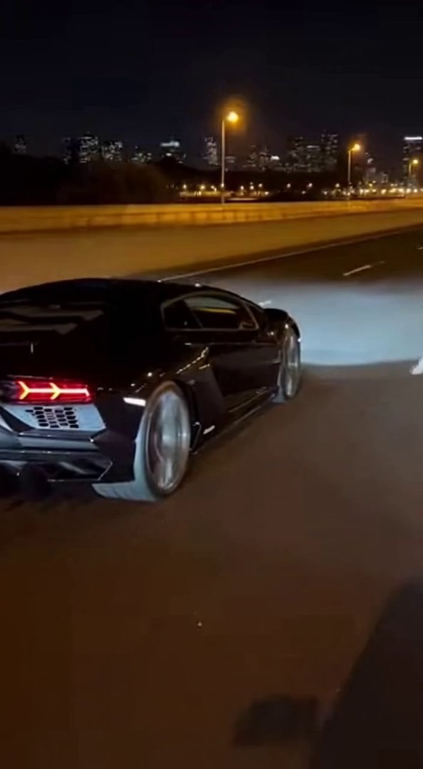 [Sora 2] Vidéo cinématographique ultra photoréaliste d’une Lamborghini Revuelto noire, véhicule réaliste aux ... - Veo 3 AI video prompt thumbnail