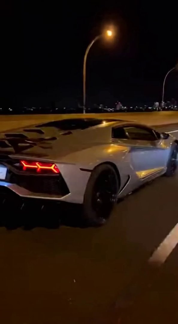 [Sora 2] Vidéo cinématographique ultra photoréaliste d’une Lamborghini Revuelto grise, véhicule réel, proport... - Veo 3 AI video prompt thumbnail