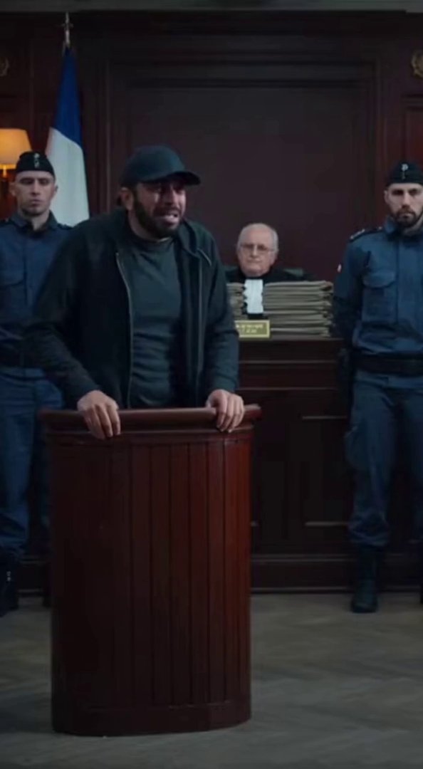 [Sora 2] Tribunal correctionnel français, ambiance lourde et réaliste.
Plan large unique, caméra fixe, montr... - Veo 3 AI video prompt thumbnail