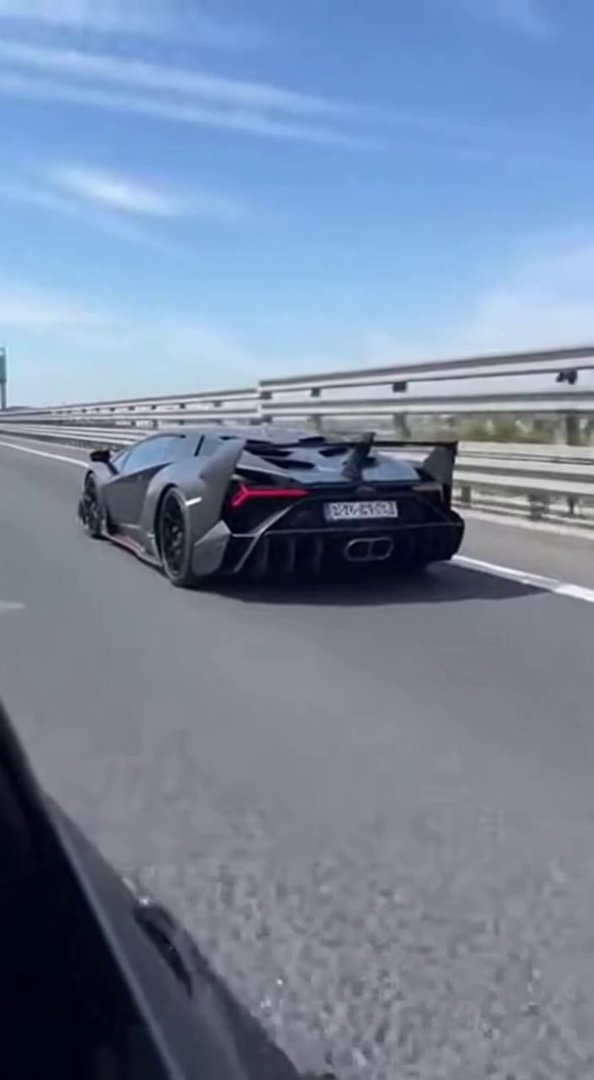 [Sora 2] Vertical 9:16, ultra-réaliste, style vidéo smartphone TikTok, qualité cinéma réaliste, lumière natur...