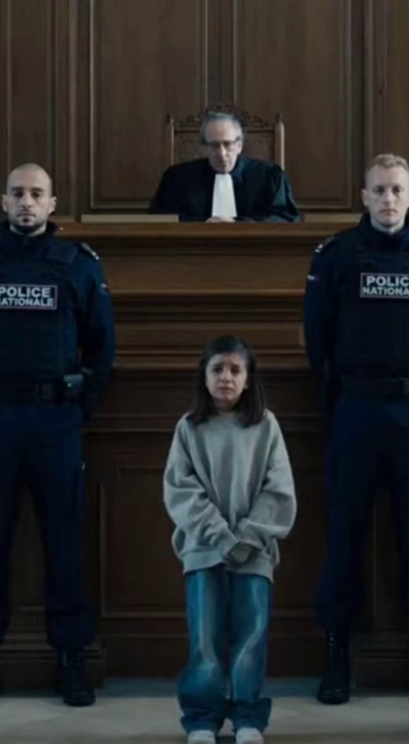 [Sora 2] Scène cinématographique réaliste dans un tribunal français.

Plan large fixe, permettant de voir l... - Veo 3 AI video prompt thumbnail