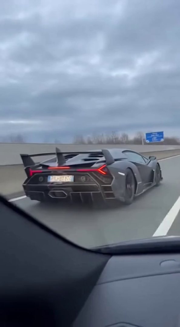 [Sora 2] Vidéo POV très immersive, filmée à main levée depuis une voiture suivant une Lamborghini Veneno Road...