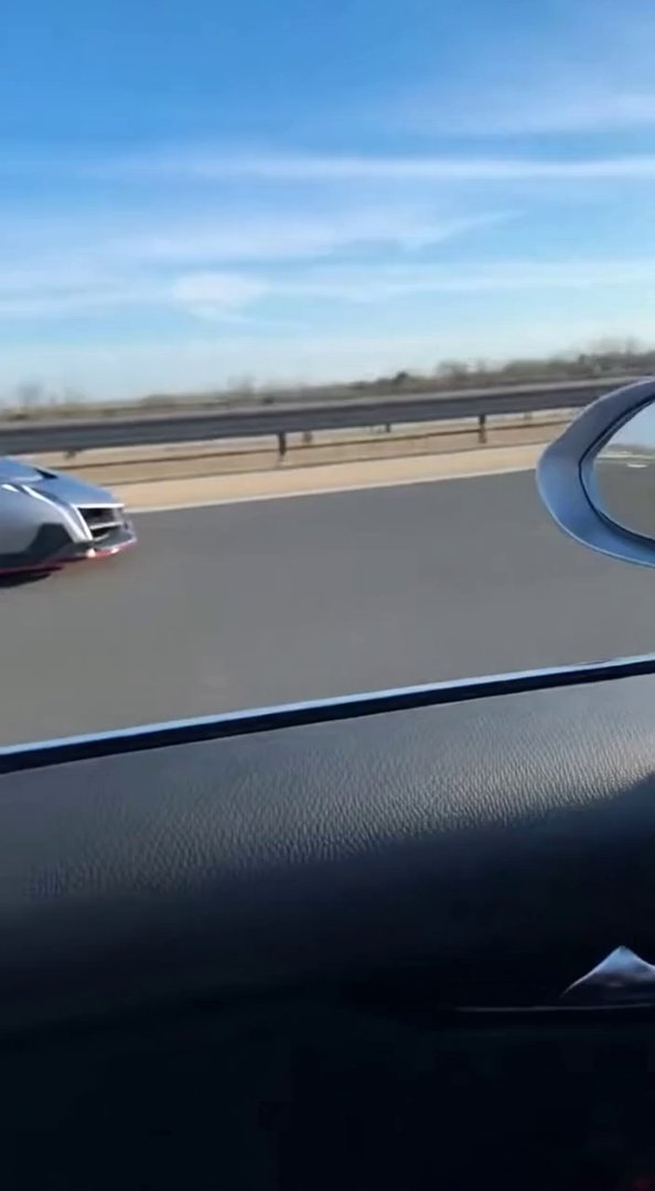 [Sora 2] 🚗 SCÈNE

Autoroute française en plein jour, ciel bleu dégagé.
La caméra filme depuis l’intérieur ...