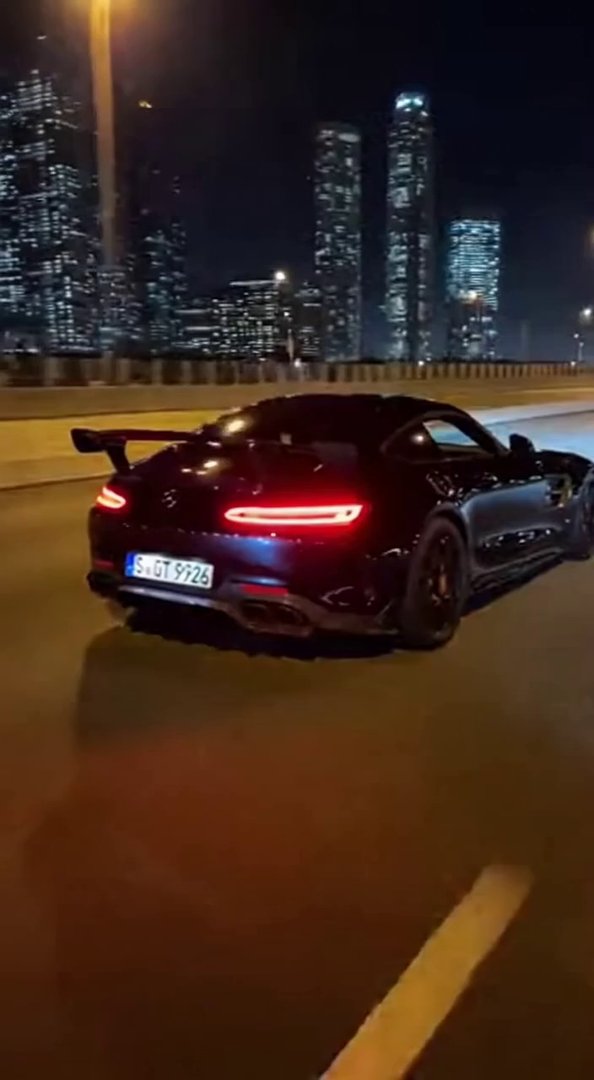 [Sora 2] Vidéo cinématographique ultra photoréaliste d’une Mercedes-AMG GT Black Series noire, véhicule réel,... - Veo 3 AI video prompt thumbnail